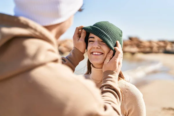 Mand Woman Couple Smiling Confident Put Cap Head Seaside — ストック写真