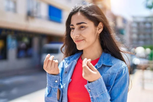Νεαρό Ισπανόφωνο Κορίτσι Χαμογελά Αυτοπεποίθηση Κάνει Ξοδεύουν Χρήματα Χειρονομία Στο — Φωτογραφία Αρχείου