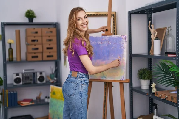 Młoda Blondynka Artystka Uśmiecha Się Pewnie Trzymając Remis Studio Sztuki — Zdjęcie stockowe