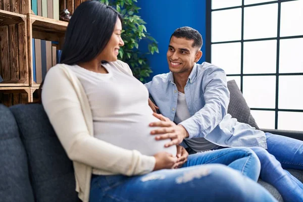 Jong Latijn Paar Verwachten Baby Aanraken Buik Zitten Bank Thuis — Stockfoto
