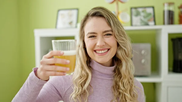Ung Blond Kvinna Som Håller Glas Apelsinjuice Sittande Bordet Matsalen — Stockfoto