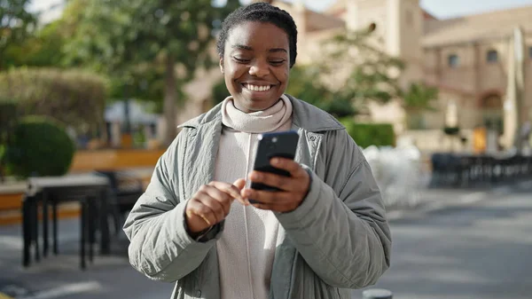 Африканська Американка Користуючись Смартфоном Посміхається Парку — стокове фото
