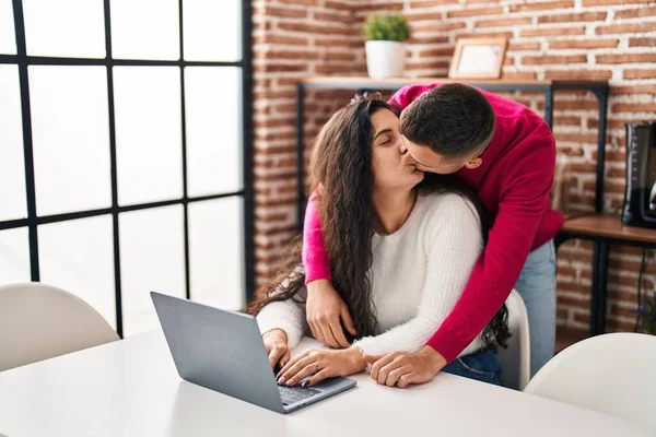 Hombre Mujer Pareja Abrazándose Besándose Usando Portátil Casa —  Fotos de Stock