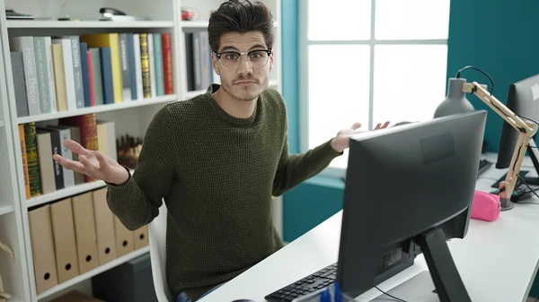 Giovane Studente Uomo Ispanico Utilizzando Computer Facendo Non Espressione Presso — Foto Stock