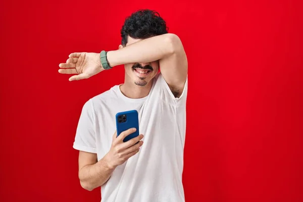 Homem Hispânico Usando Smartphone Sobre Fundo Vermelho Sorrindo Alegre Jogando — Fotografia de Stock