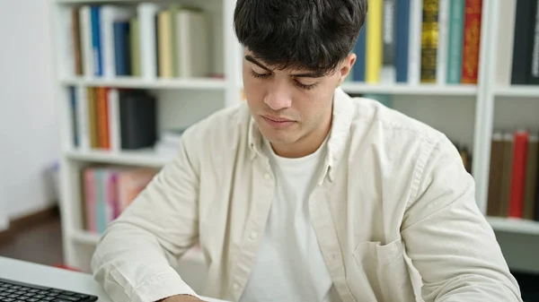 Joven Estudiante Hispano Sentado Mesa Con Expresión Seria Universidad Biblioteca — Foto de Stock