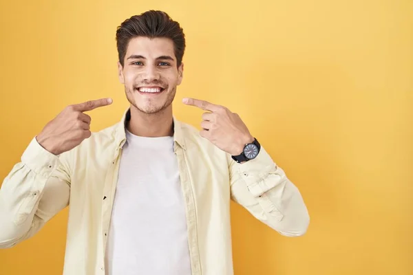 Jonge Latijns Amerikaanse Man Die Een Gele Achtergrond Staat Glimlachen — Stockfoto