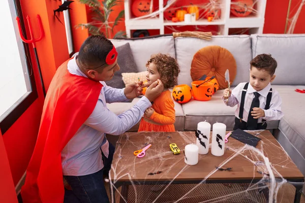 Hispánec Muž Chlapcem Dívkou Halloween Make Doma — Stock fotografie
