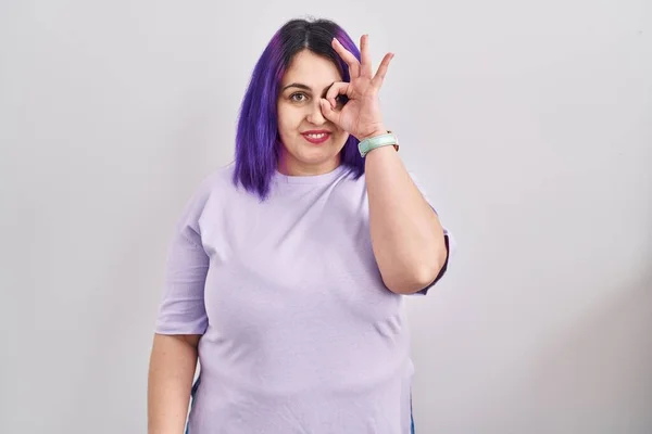 Плюс Размер Женщина Фиолетовыми Волосами Стоящая Изолированном Фоне Делающая Нормальный — стоковое фото