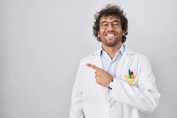 Ισπανόφωνος Νεαρός Άνδρας Φορώντας Στολή Γιατρού Χαρούμενος Ένα Χαμόγελο Του — Φωτογραφία Αρχείου