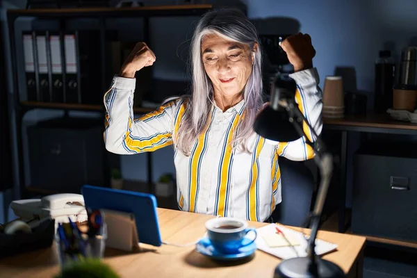 Geceleri Ofiste Çalışan Gri Saçlı Orta Yaşlı Bir Kadın Gururla — Stok fotoğraf