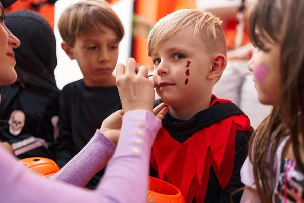 Mulher Grupo Crianças Vestindo Traje Aplicando Halloween Compõem Casa — Fotografia de Stock