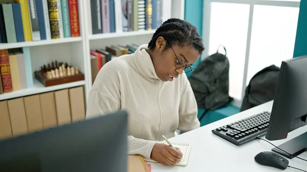 Estudante Afro Americana Usando Notas Escrita Computador Universidade Biblioteca — Fotografia de Stock