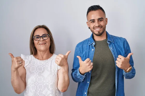 Hispanic Mor Och Son Står Tillsammans Framgång Tecken Gör Positiv — Stockfoto