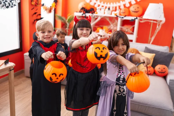 Cadılar Bayramı Kostümü Giyen Bir Grup Çocuk Evde Şeker Istiyor — Stok fotoğraf