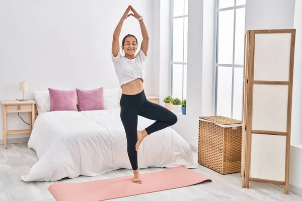 Jeune Femme Hispanique Souriant Yoga Entraînement Confiant Chambre — Photo