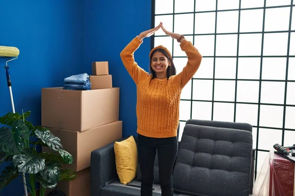 Jovem Mulher Latina Sorrindo Confiante Fazendo Gesto Casa Com Mãos — Fotografia de Stock