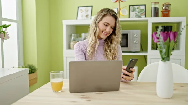 Ung Blond Kvinna Som Använder Laptop Och Smartphone Matsal — Stockfoto