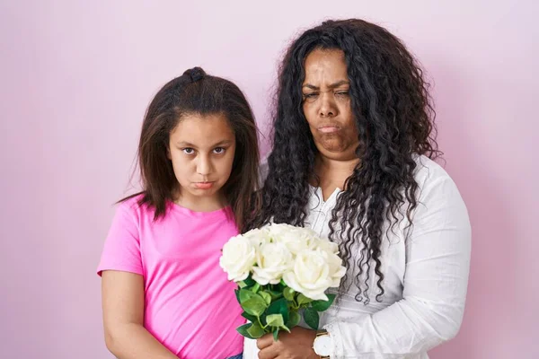 母親と若い娘の白い花の花束を保持落ち込んで苦痛を心配し 怒っていると恐れて泣く 悲しい表情 — ストック写真