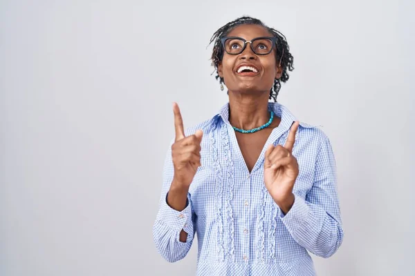 Mulher Africana Com Dreadlocks Sobre Fundo Branco Usando Óculos Espantados — Fotografia de Stock