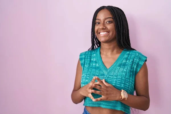 Jonge Afrikaans Amerikaanse Met Vlechten Die Roze Achtergrond Handen Bij — Stockfoto