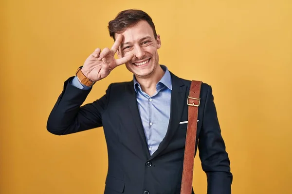 Kaukasischer Geschäftsmann Auf Gelbem Hintergrund Macht Friedenssymbol Mit Den Fingern — Stockfoto