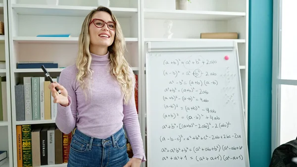 Joven Mujer Rubia Profesora Enseñando Matemáticas Lección Aula —  Fotos de Stock