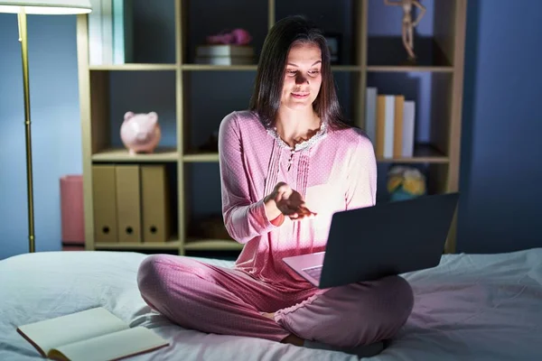 Genç Spanyol Kadın Bilgisayarı Yatakta Kullanıyor Gülümsüyor Avuç Içi Kadar — Stok fotoğraf