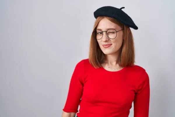 Ung Rödhårig Kvinna Stående Klädd Glasögon Och Basker Blinkar Tittar — Stockfoto
