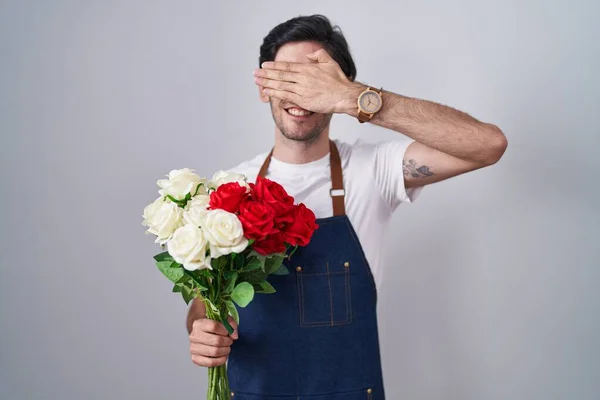 Молодий Іспаномовний Чоловік Тримає Букет Білих Червоних Троянд Посміхаючись Сміючись — стокове фото