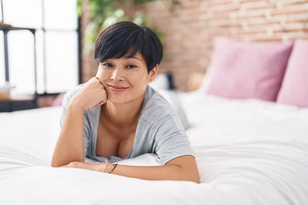 Chinesische Frau Mittleren Alters Lächelt Selbstbewusst Auf Dem Bett Schlafzimmer — Stockfoto