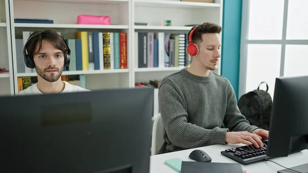 Δύο Άνδρες Φοιτητές Που Χρησιμοποιούν Υπολογιστή Και Ακουστικά Που Σπουδάζουν — Φωτογραφία Αρχείου
