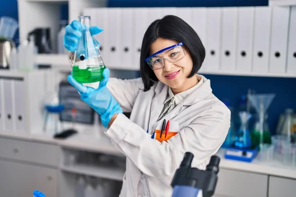 Ung Kinesisk Kvinna Vetenskapsman Mäta Vätska Laboratoriet — Stockfoto