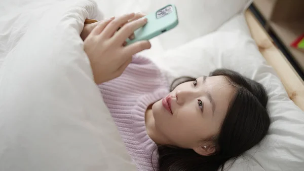 Молода Жінка Яка Користується Смартфоном Лежить Ліжку Спальні — стокове фото