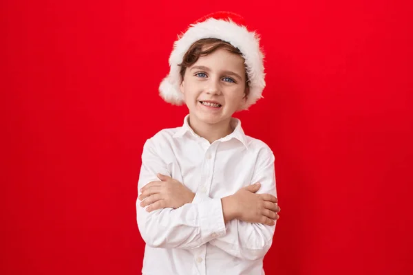 Pequeño Chico Caucásico Con Sombrero Navidad Sobre Fondo Rojo Cara —  Fotos de Stock