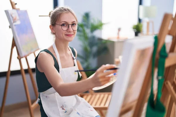 Young Caucasian Woman Artist Smiling Confident Drawing Art Studio — ストック写真