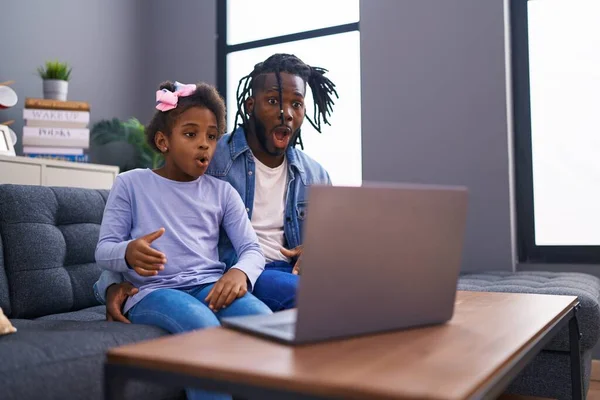 Afryki Ojciec Córka Robi Wideo Rozmowy Laptopie Domu Przestraszony Zdumiony — Zdjęcie stockowe