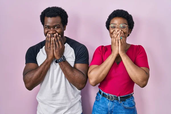 Unga Afrikanska Amerikanska Par Står Över Rosa Bakgrund Skrattar Och — Stockfoto