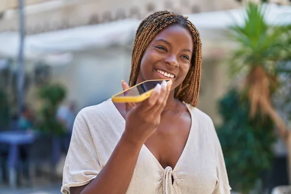 Mujer Afroamericana Sonriendo Confiada Hablando Teléfono Inteligente Terraza Cafetería —  Fotos de Stock