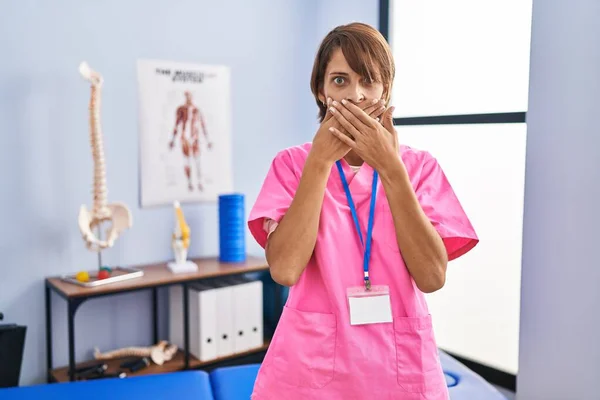 Brunett Kvinna Som Arbetar Rehabiliteringskliniken Chockade Täcka Munnen Med Händerna — Stockfoto