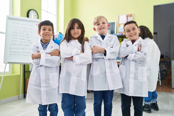Grupa Dzieci Naukowcy Studenci Uśmiechający Się Pewnie Stojąc Bronią Przekroczył — Zdjęcie stockowe