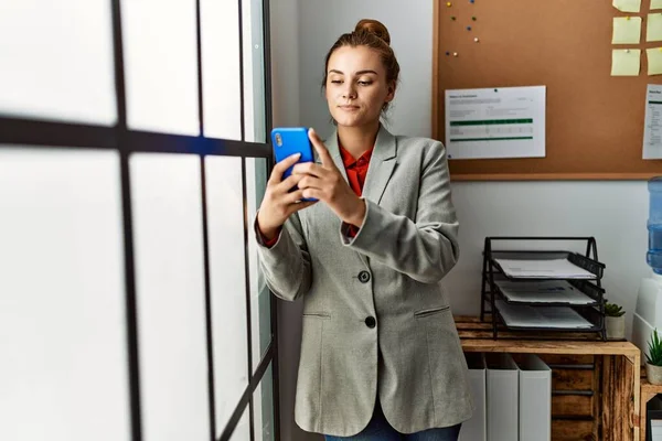 Young Woman Business Worker Using Smartphone Office — Fotografia de Stock