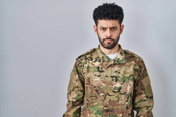 Homem Árabe Vestindo Uniforme Exército Camuflagem Cético Nervoso Franzindo Testa — Fotografia de Stock
