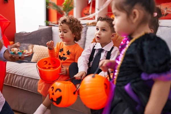 Gyerekek Csoportja Akik Halloween Jelmezt Viselnek Cukorkát Esznek Otthon — Stock Fotó