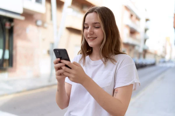 Jovem Caucasiana Sorrindo Confiante Usando Smartphone Rua — Fotografia de Stock