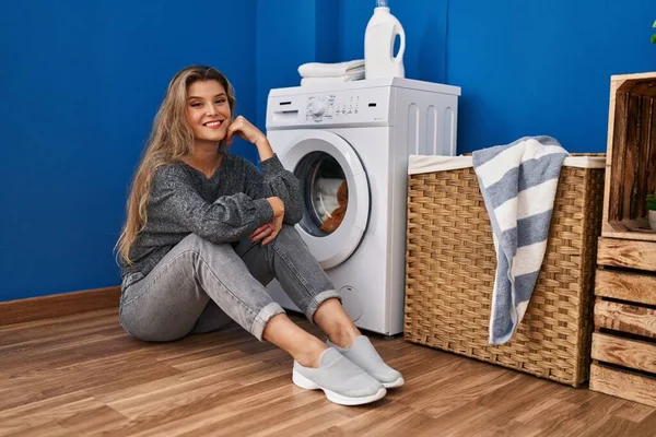 Young Blonde Woman Sitting Floor Waiting Washing Machine Laundry Room — стоковое фото