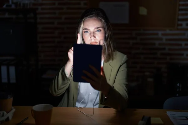 Geceleri Ofiste Çalışan Sarışın Beyaz Bir Kadın Parmakla Gösterip Kızgın — Stok fotoğraf