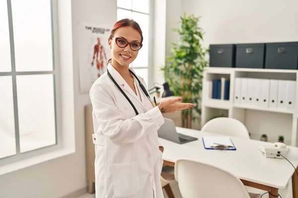 Young Caucasian Woman Doctor Smiling Confident Doing Welcome Gesture Clinic — Stock Photo, Image
