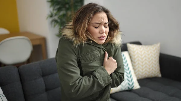 Young Beautiful Hispanic Woman Covering Jacket Cold Home — Stockfoto