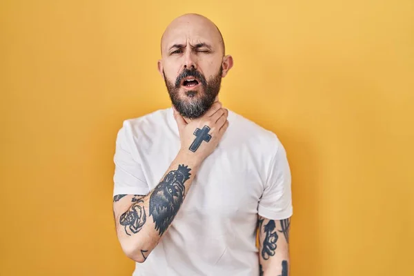 Young Hispanic Man Tattoos Standing Yellow Background Touching Painful Neck —  Fotos de Stock